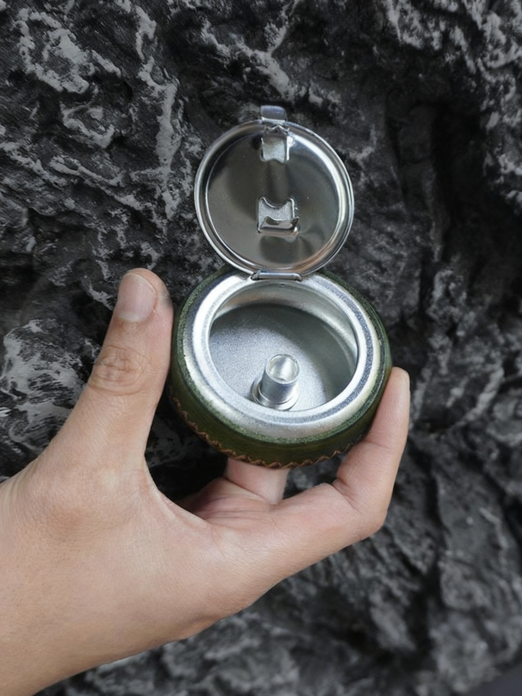 EDC Portable Genuine Leather Ashtray with Lid - Mini Outdoor Smoke Extinguisher Creative Gift for Men 5.9" x 5.9"